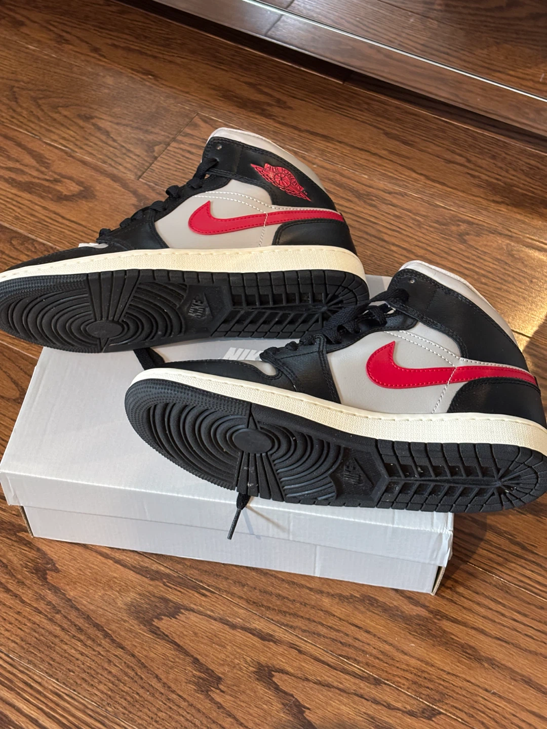 Last Price - Air Jordan 1 Mid SE Shoes - women's US 7.5 - photo 2