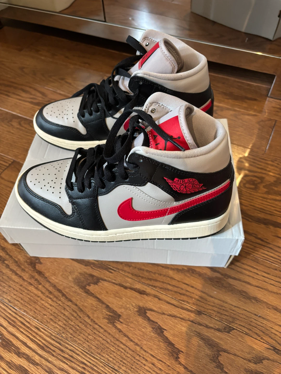 Last Price - Air Jordan 1 Mid SE Shoes - women's US 7.5 - photo 3