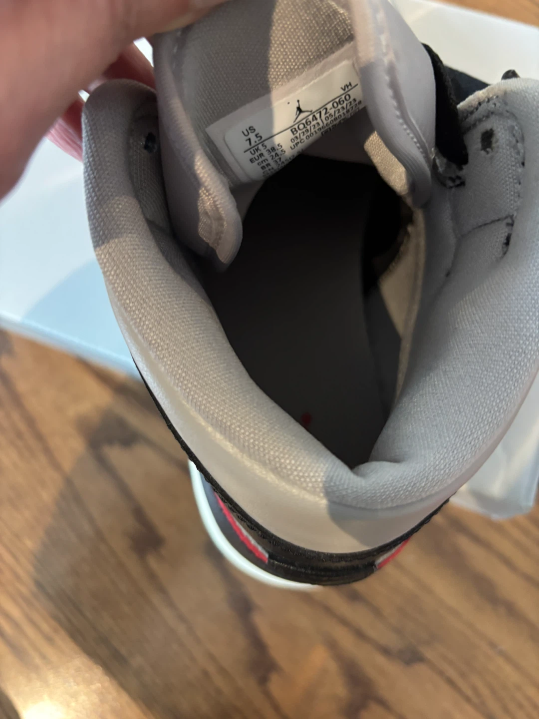 Last Price - Air Jordan 1 Mid SE Shoes - women's US 7.5 - photo 4