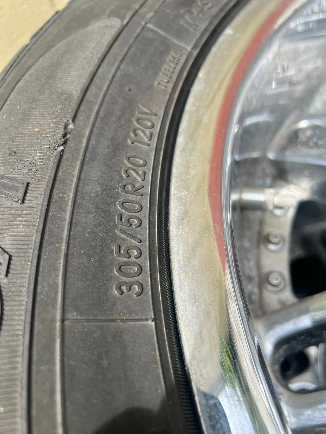 305/50 r20 6 lugs rims - photo 2