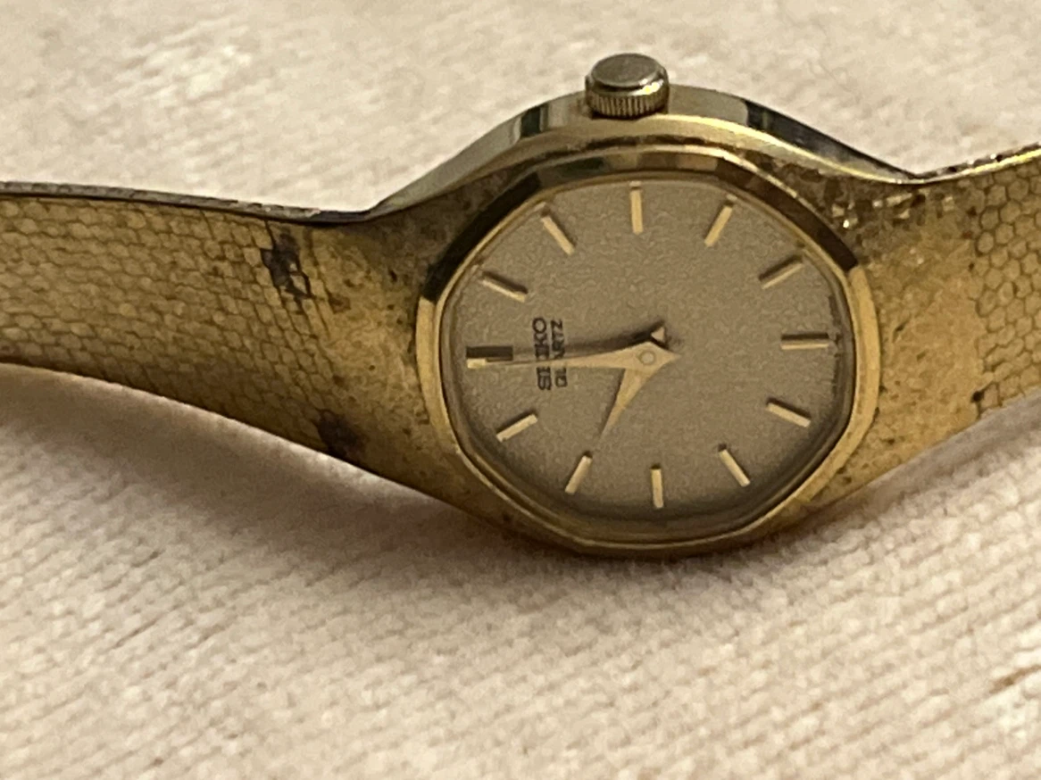 Vintage Seiko Quartz Gold-Tone Watch - photo 3