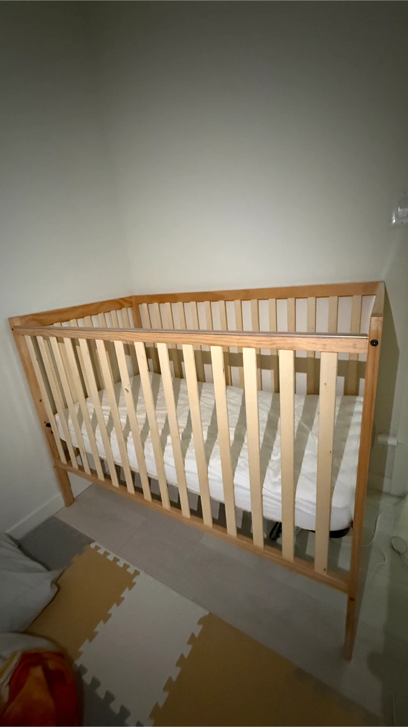 Convertible crib with mattress and 3 protector