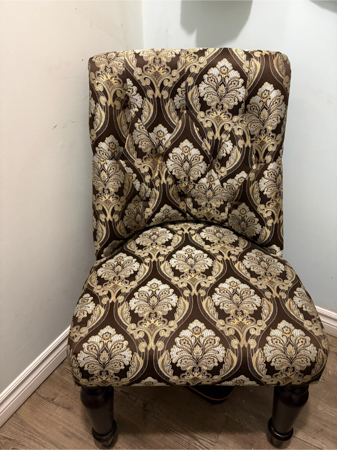 Damask Pattern Tufted Accent Chair