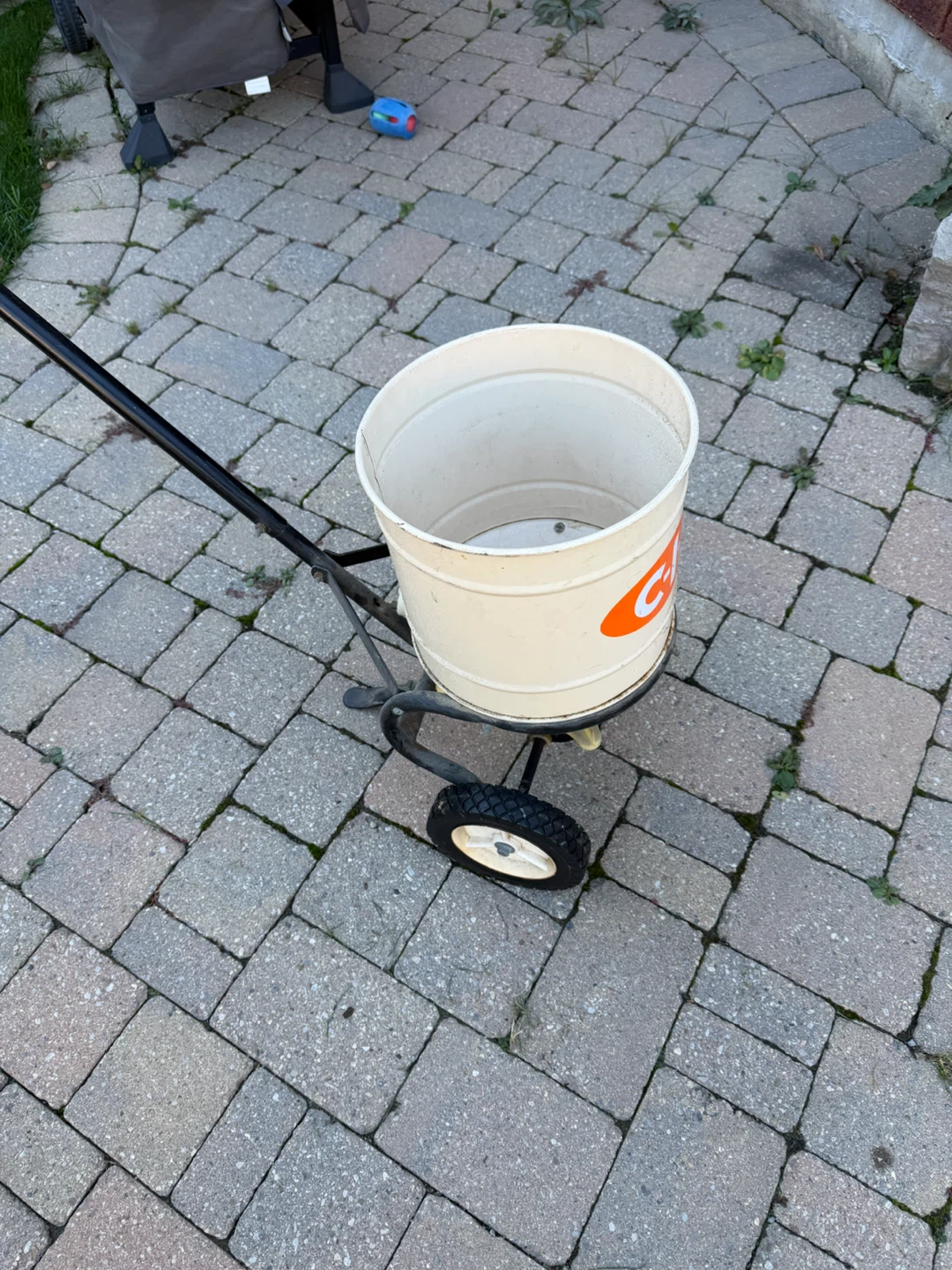 C-I-L Lawn and Garden Spreader - photo 2