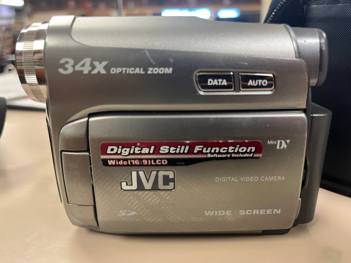 JVC GR-D770U Mini DV Digital Video Camera