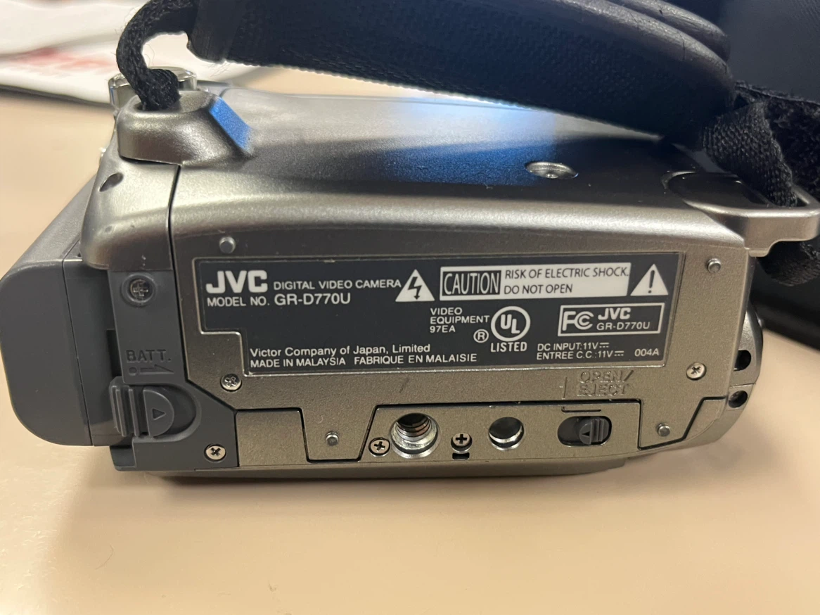 JVC GR-D770U Mini DV Digital Video Camera - photo 3