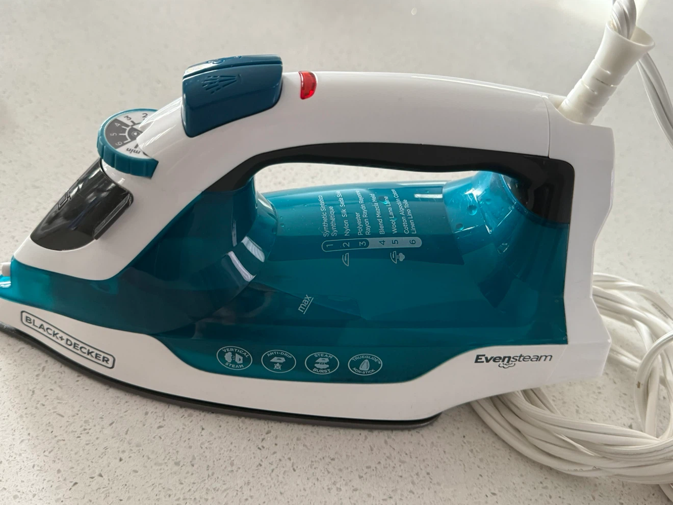 BLACK+DECKER EvenSteam Steam Iron – Excellent Condition - photo 3
