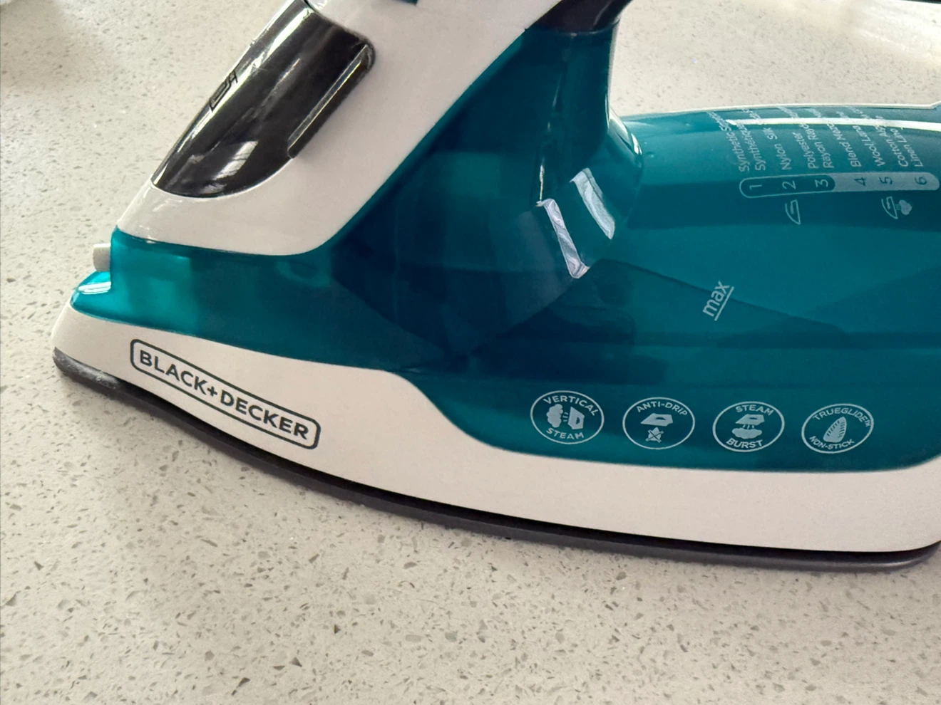 BLACK+DECKER EvenSteam Steam Iron – Excellent Condition - photo 4