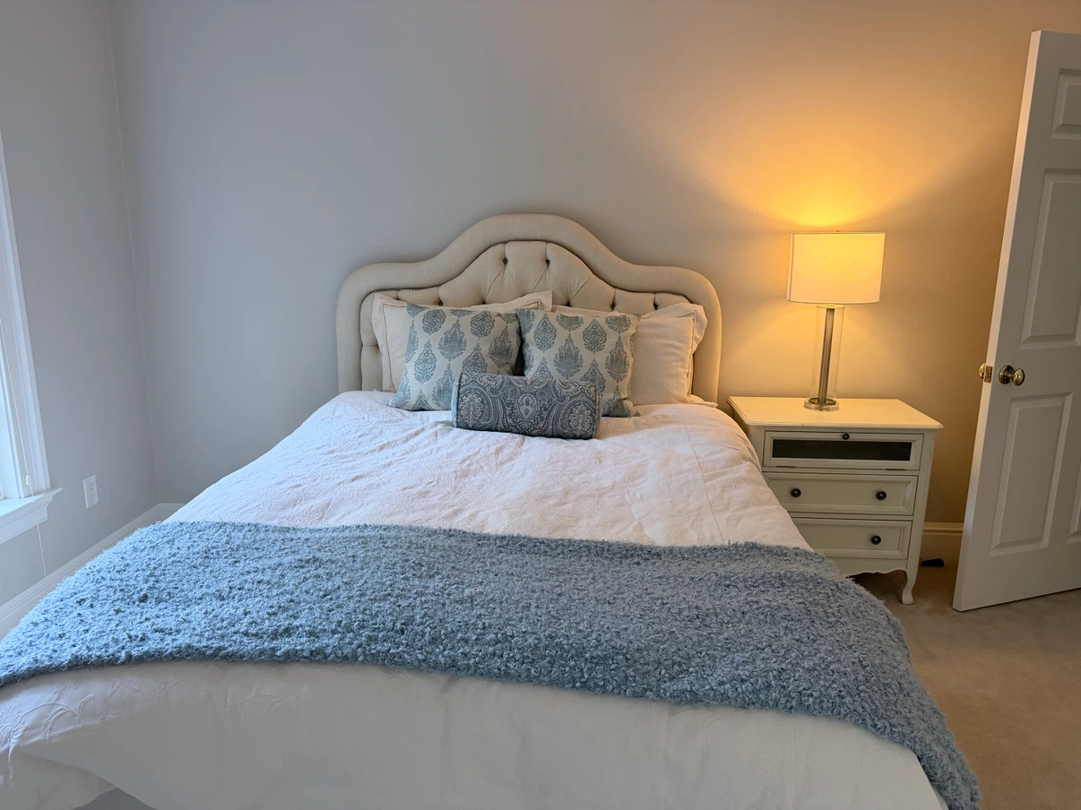 Tufted Upholstered Queen Headboard - photo 2
