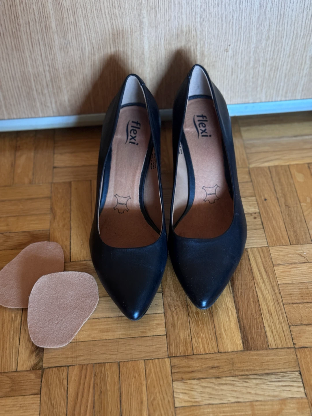 Flexi Black Leather Kitten Heels (W8)