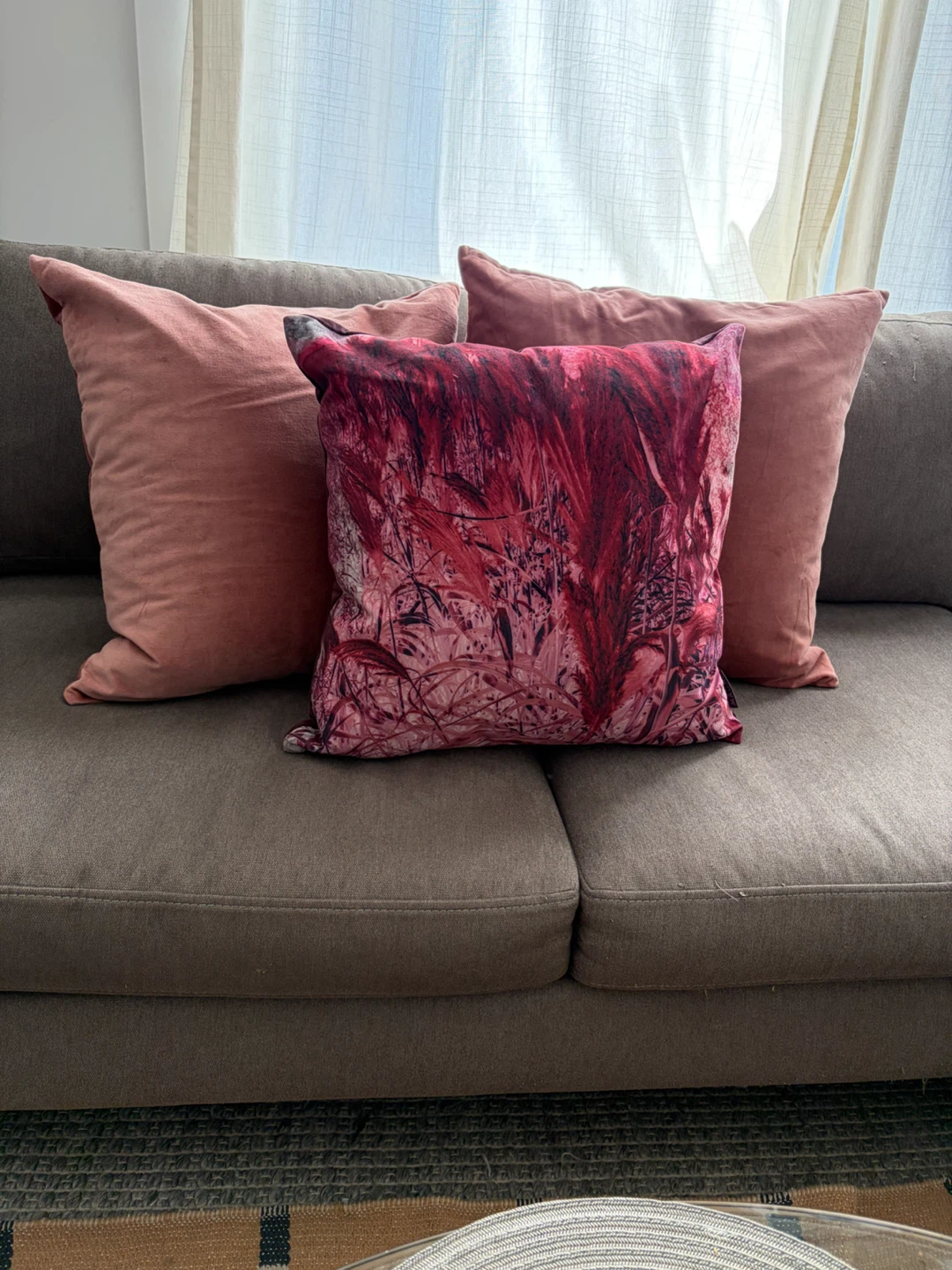 Three pink pillows (3 inserts feather/down filled) - photo 3