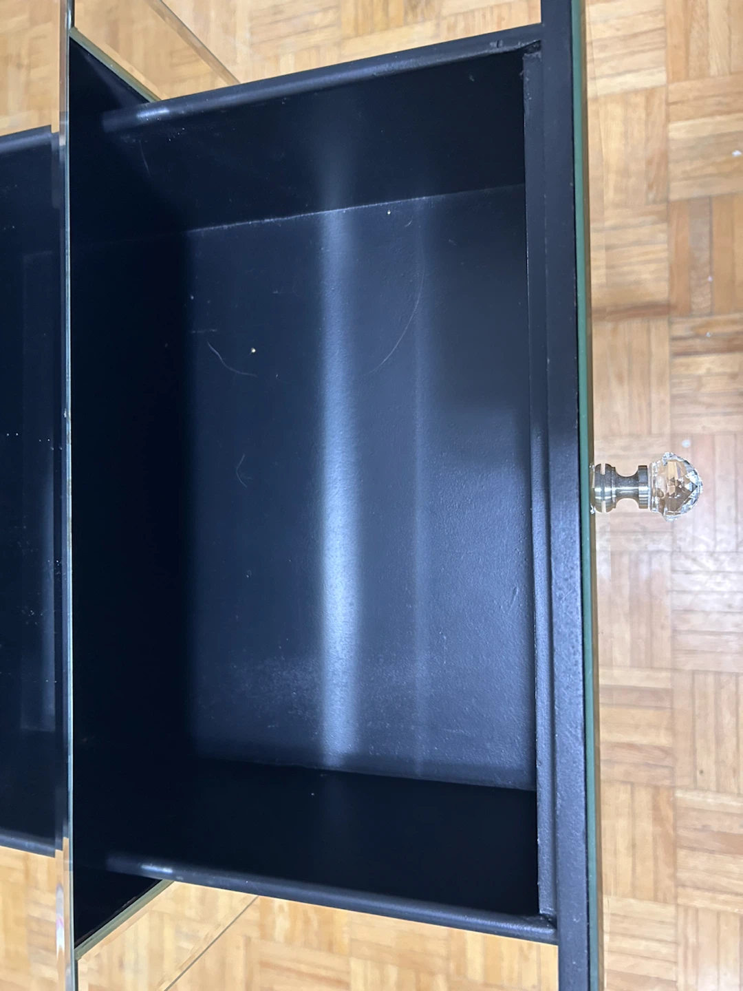200$ Mirrored 3-Drawer Bedside Table - photo 3
