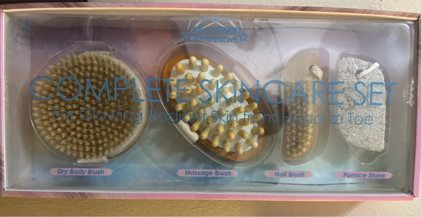 NEW-Hollywood Xpressions 4-Piece Skincare Set