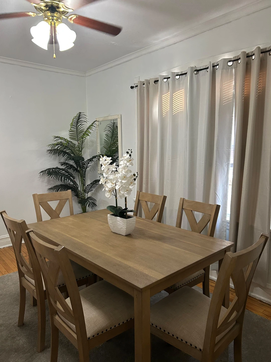 Dining room and sofa and a TV are available - photo 2