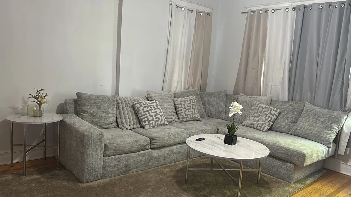 Dining room and sofa and a TV are available - photo 4
