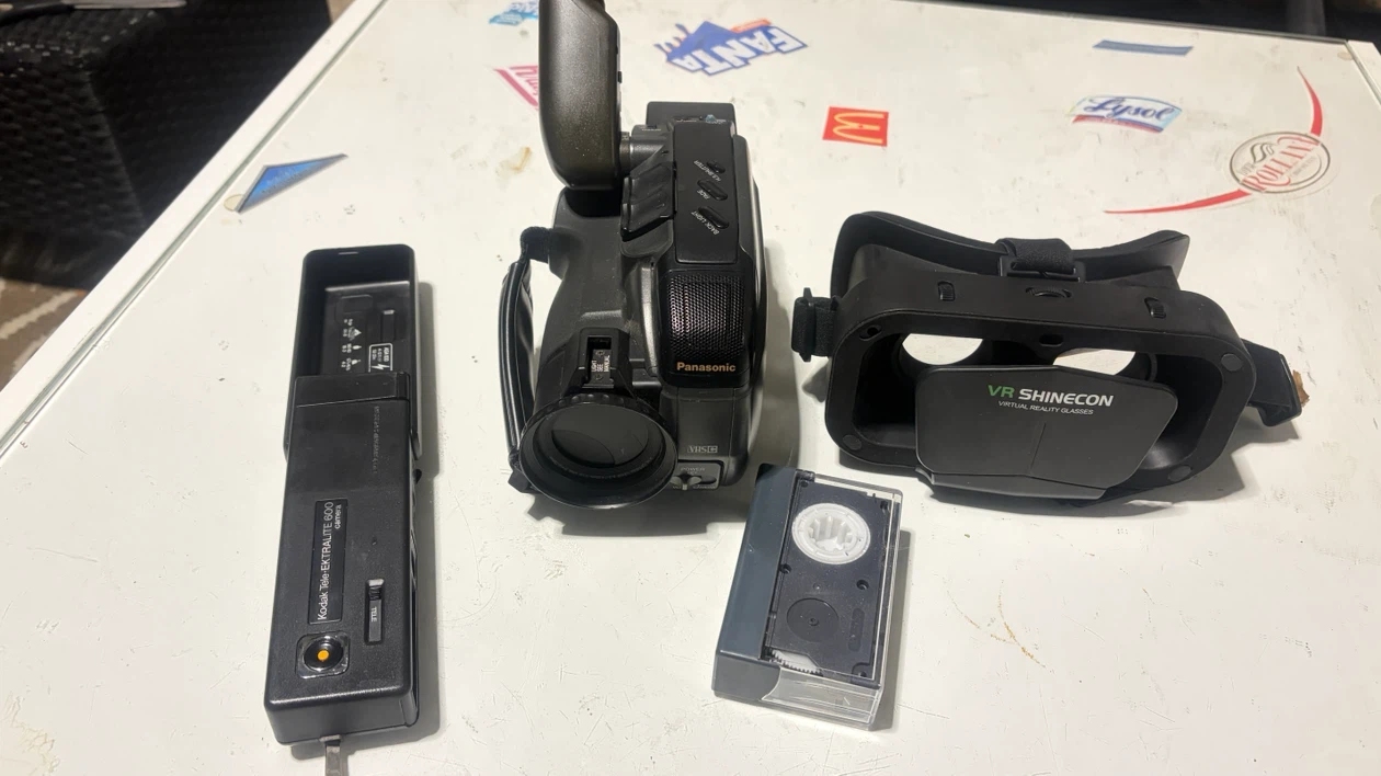 Panasonic Camcorder, Kodak Flash, and VR Shinecon Bundle - photo 2