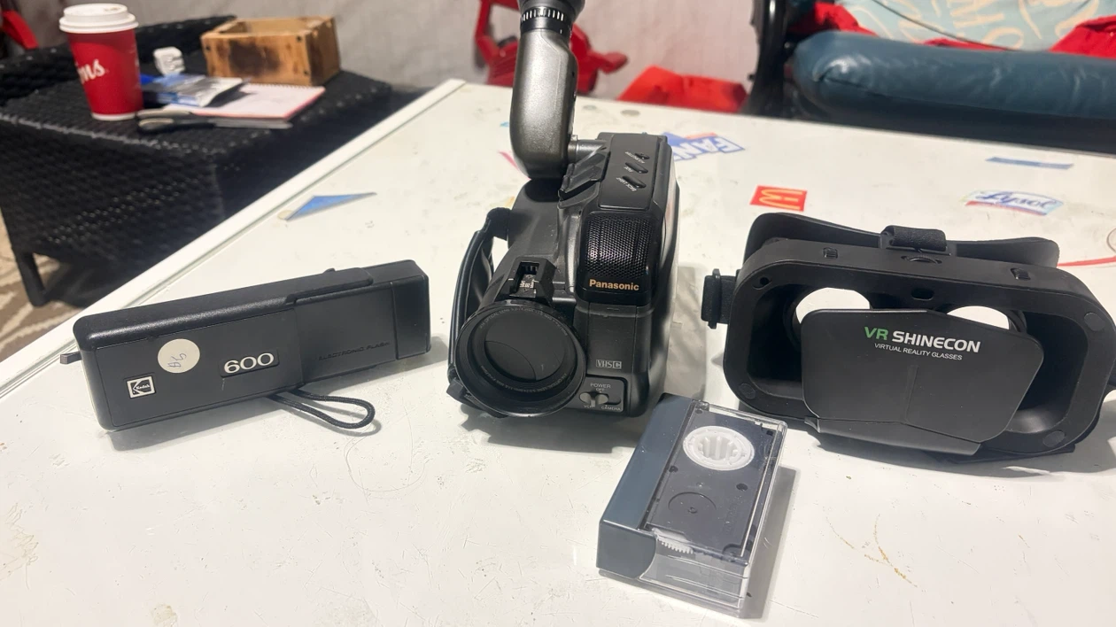Panasonic Camcorder, Kodak Flash, and VR Shinecon Bundle - photo 3