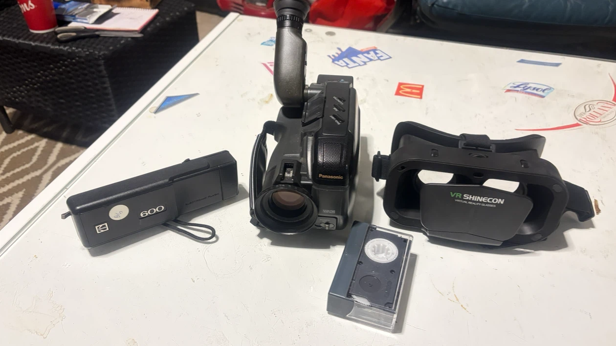 Panasonic Camcorder, Kodak Flash, and VR Shinecon Bundle - photo 4