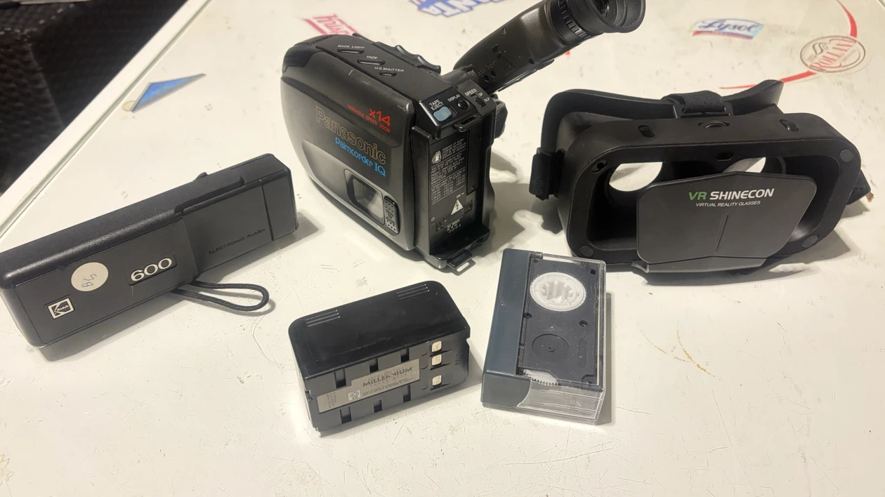 Panasonic Camcorder, Kodak Flash, and VR Shinecon Bundle - photo 5
