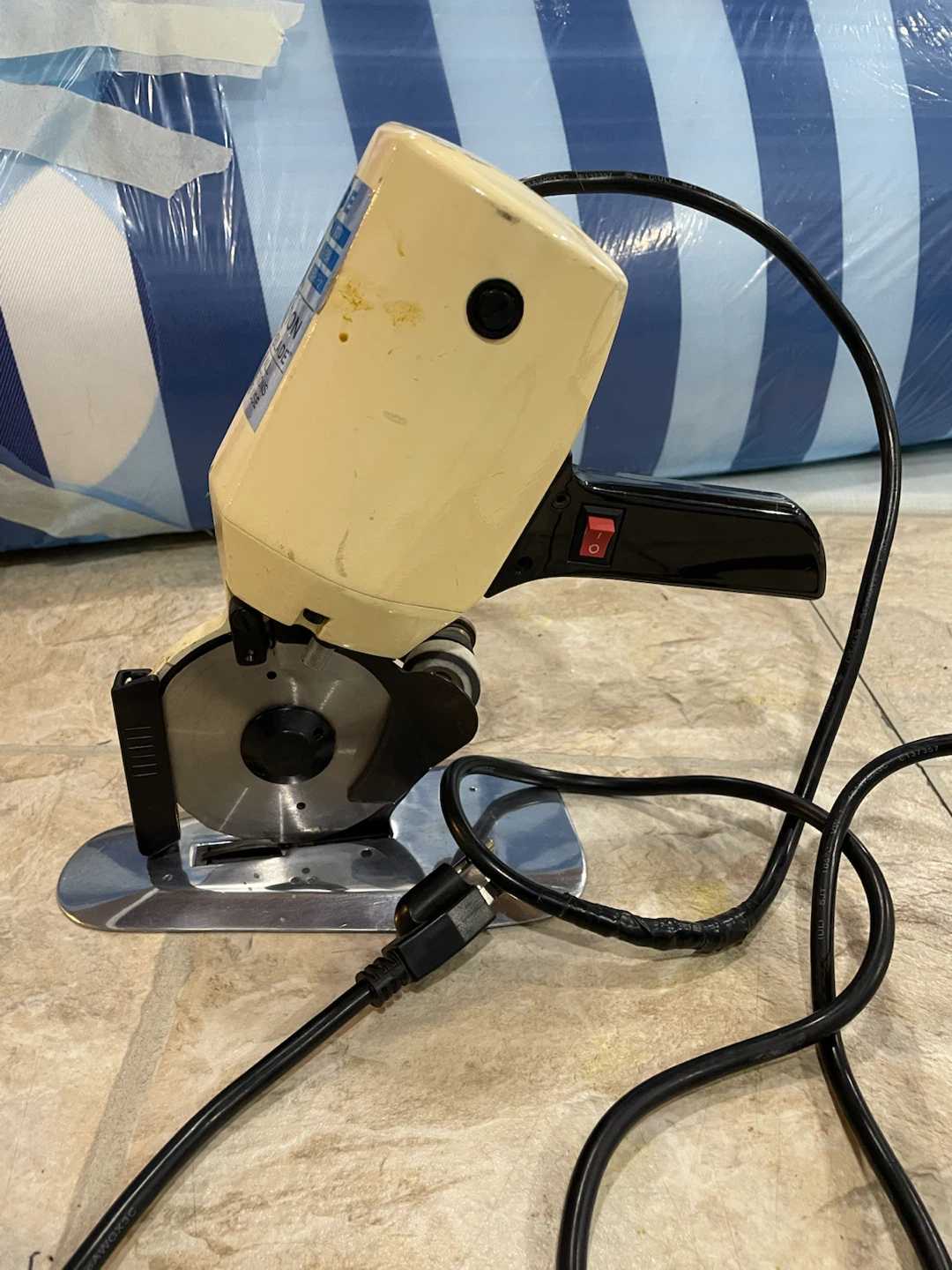 Electric Rotary Fabric Cutter