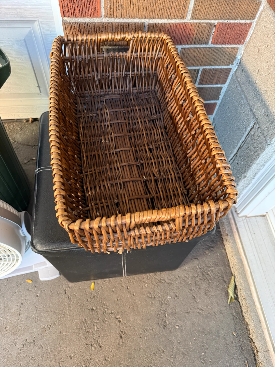 Set of two woven wicker baskets - photo 2