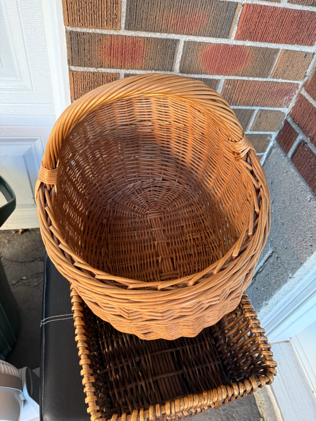 Set of two woven wicker baskets - photo 3