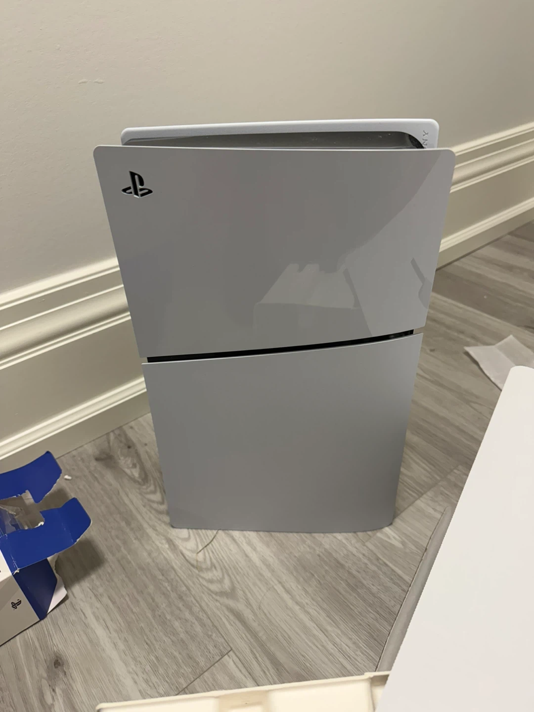 PS5 with an extra controller and charging station - photo 2