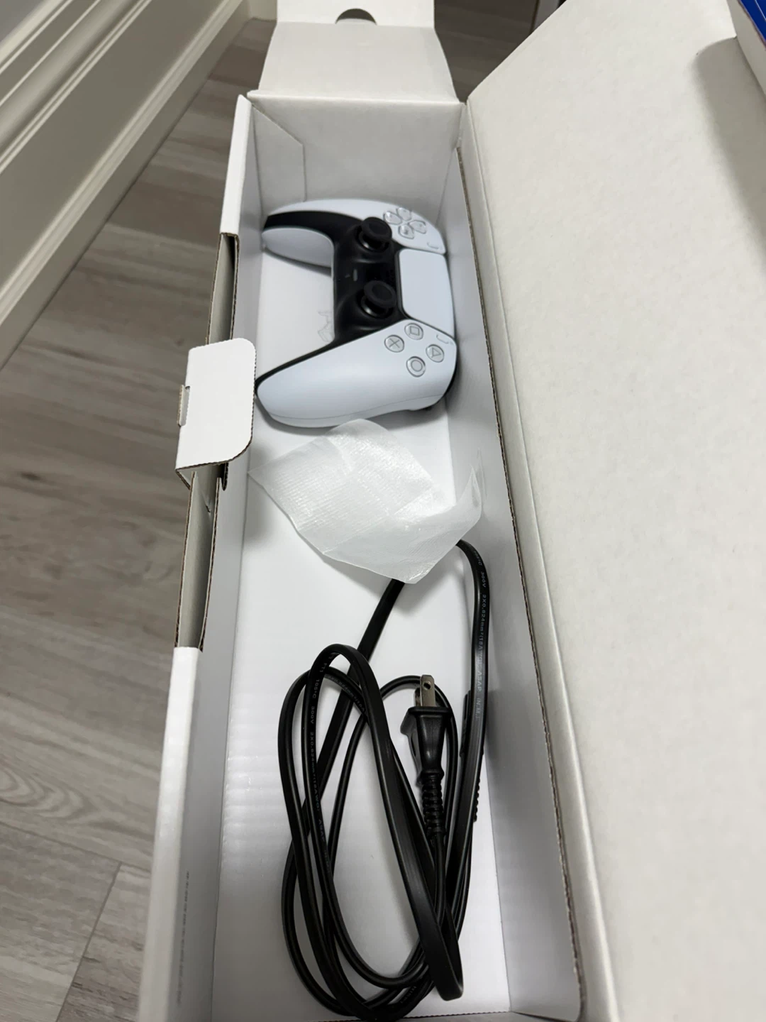 PS5 with an extra controller and charging station - photo 3