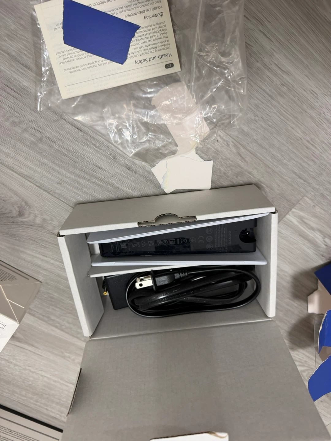 PS5 with an extra controller and charging station - photo 4