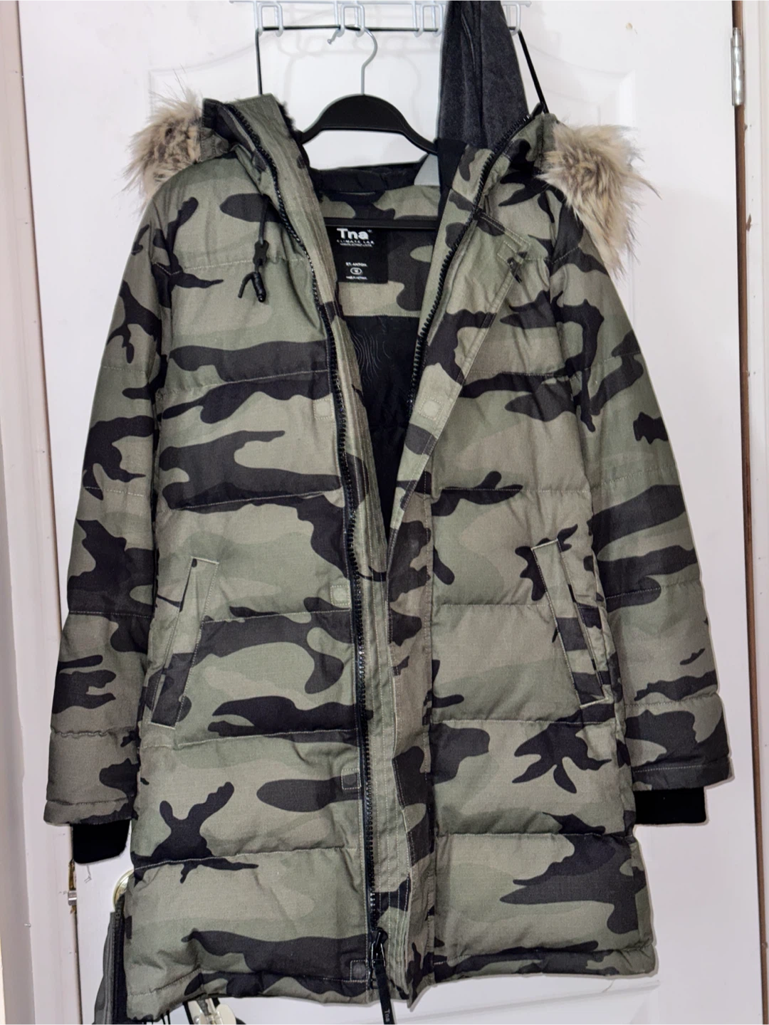 Aritzia TNA St. Anton Parka – Camo – Size Medium - photo 5