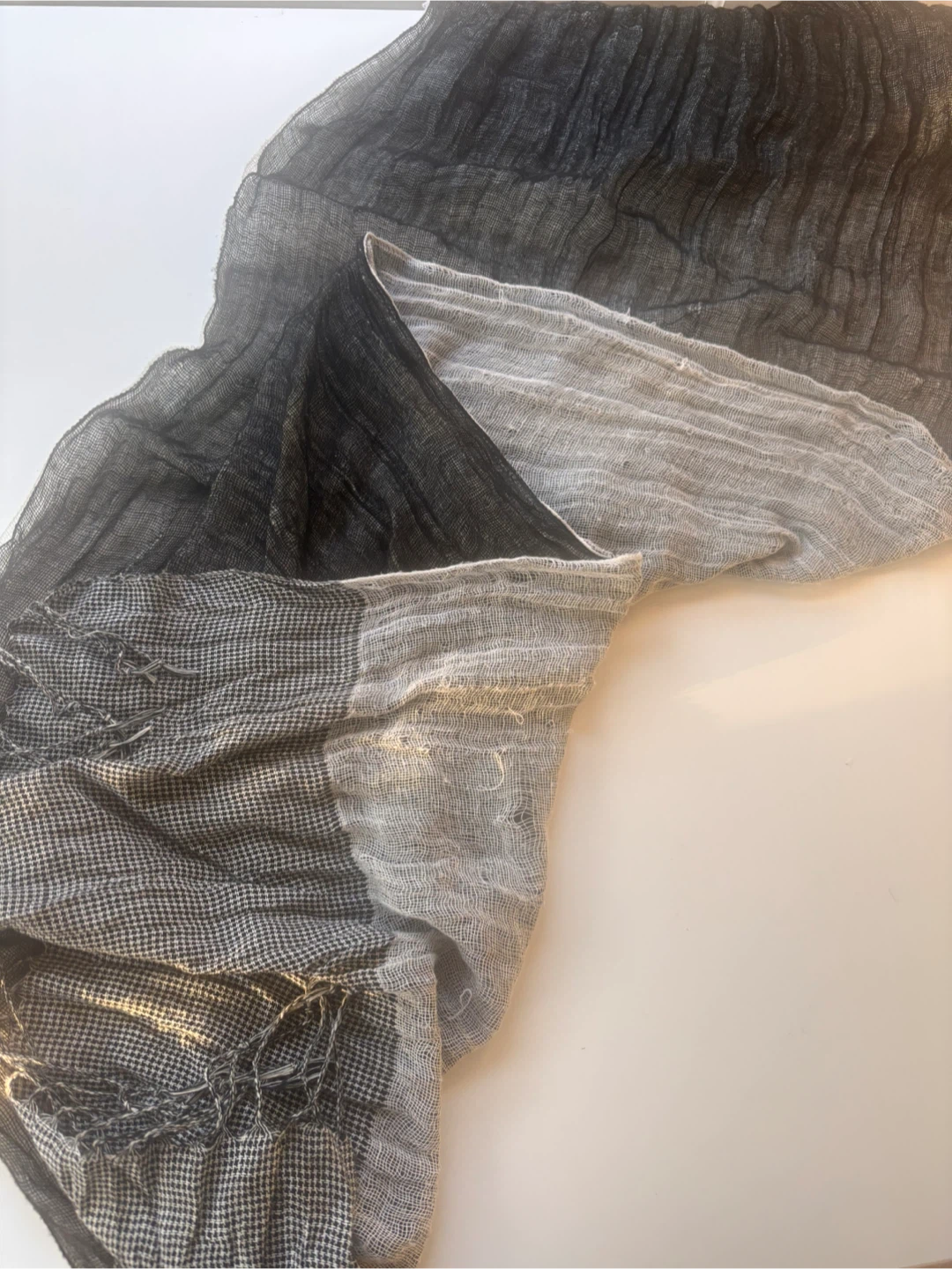 Black and white patterned scarf - photo 3