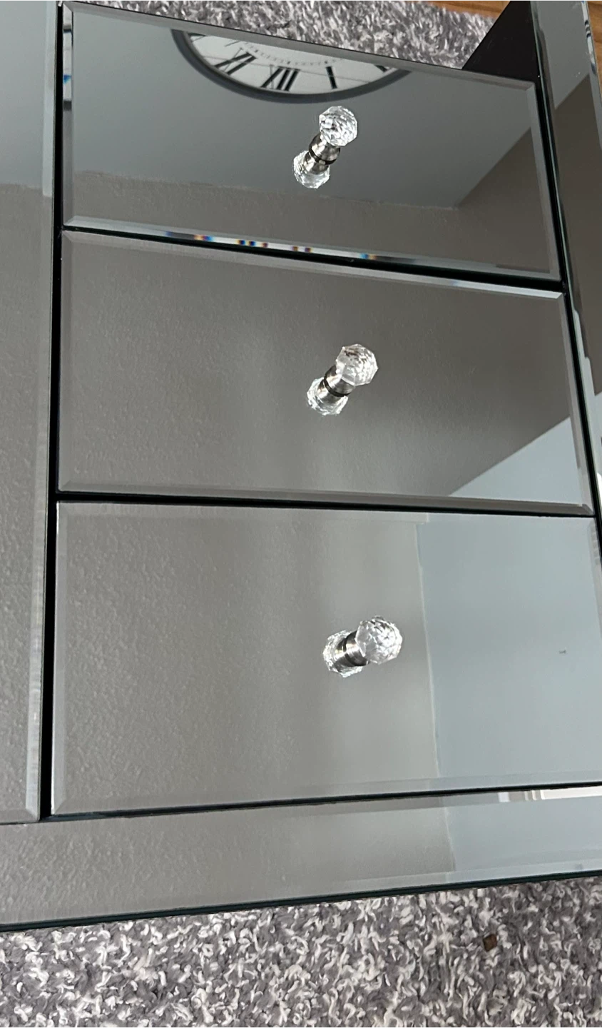200$ Fancy Mirrored 3-Drawer Nightstand - photo 2