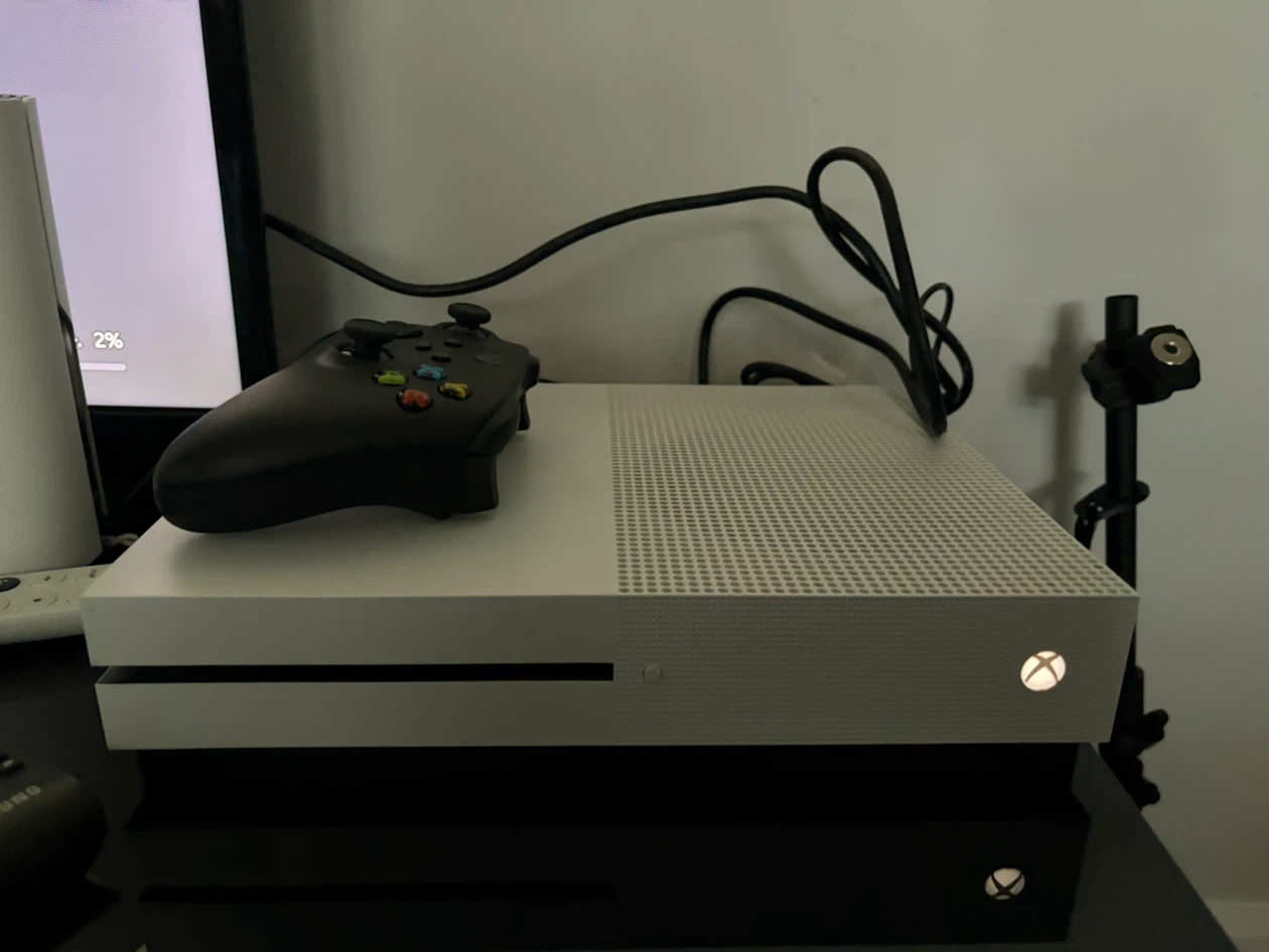 Xbox One S 500 GB with one controller