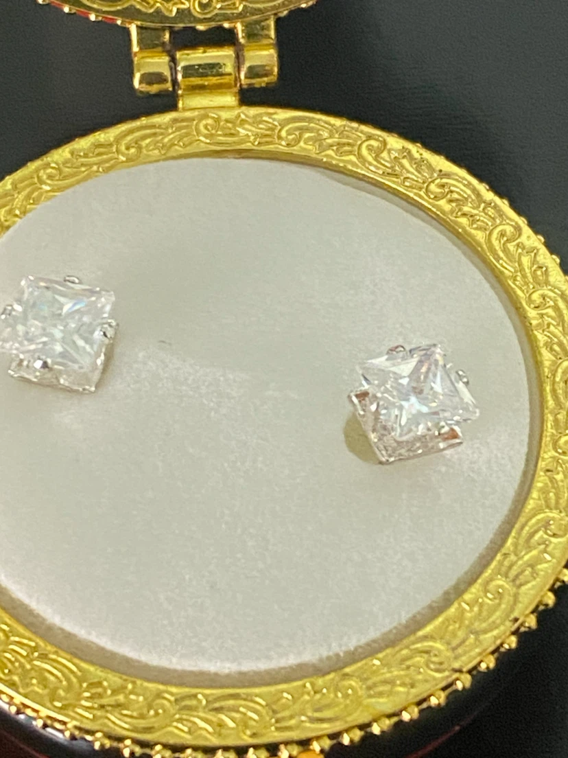Stunning Cubic Zirconia Earrings in a Santa Keepsac Box! - photo 2