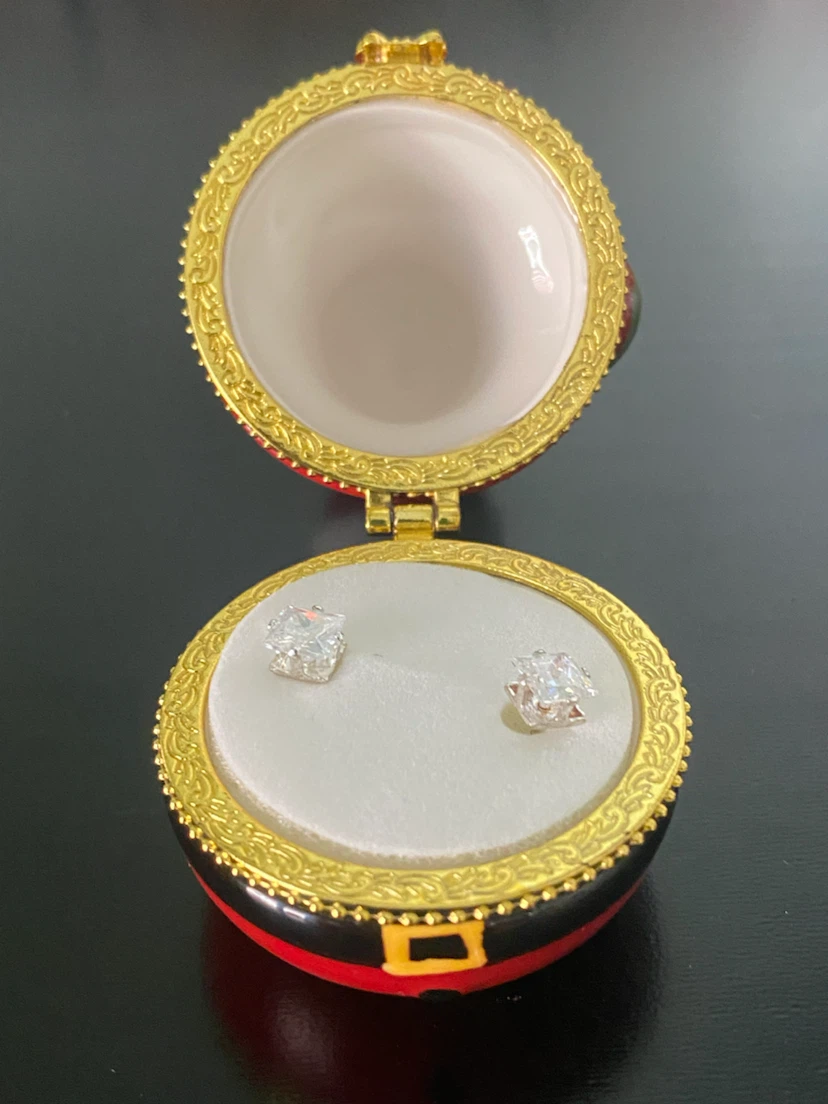 Stunning Cubic Zirconia Earrings in a Santa Keepsac Box! - photo 3