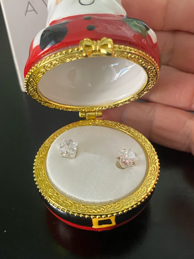 Stunning Cubic Zirconia Earrings in a Santa Keepsac Box! - photo 4