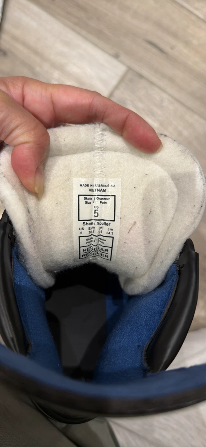 CCM Ice Skates Size 5 - photo 2