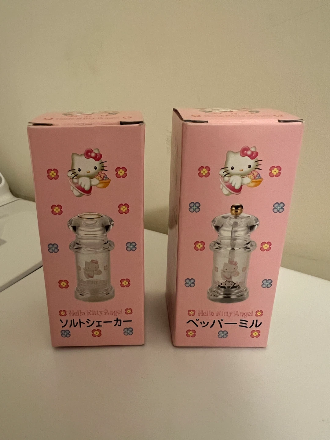 Hello Kitty Angel Salt Shaker and Pepper Mill Set - photo 2
