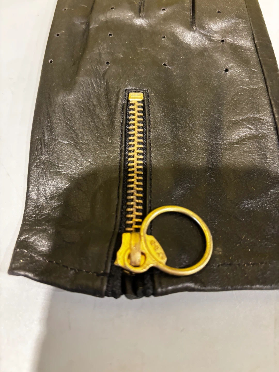 Black faux leather gloves with gold-tone zippers - photo 3
