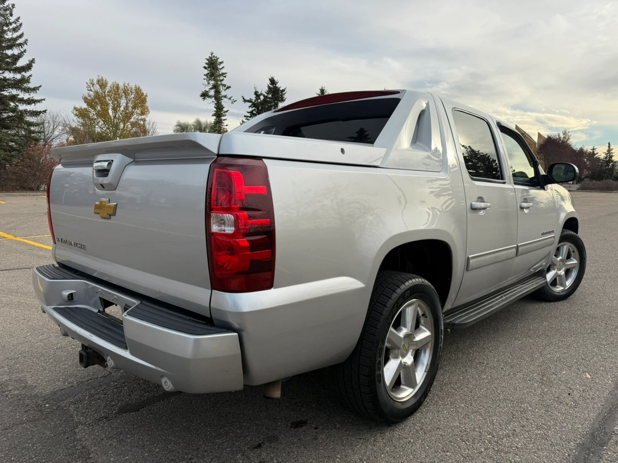 2013 Chevrolet Avalanche LT *96k* - photo 2