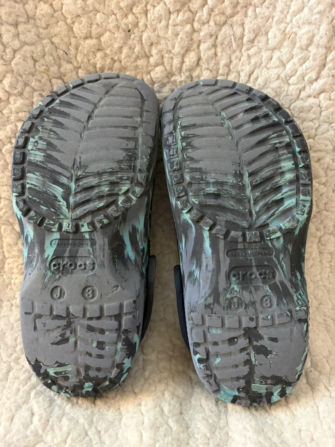 Crocs clogs in blue and black swirl pattern - photo 5