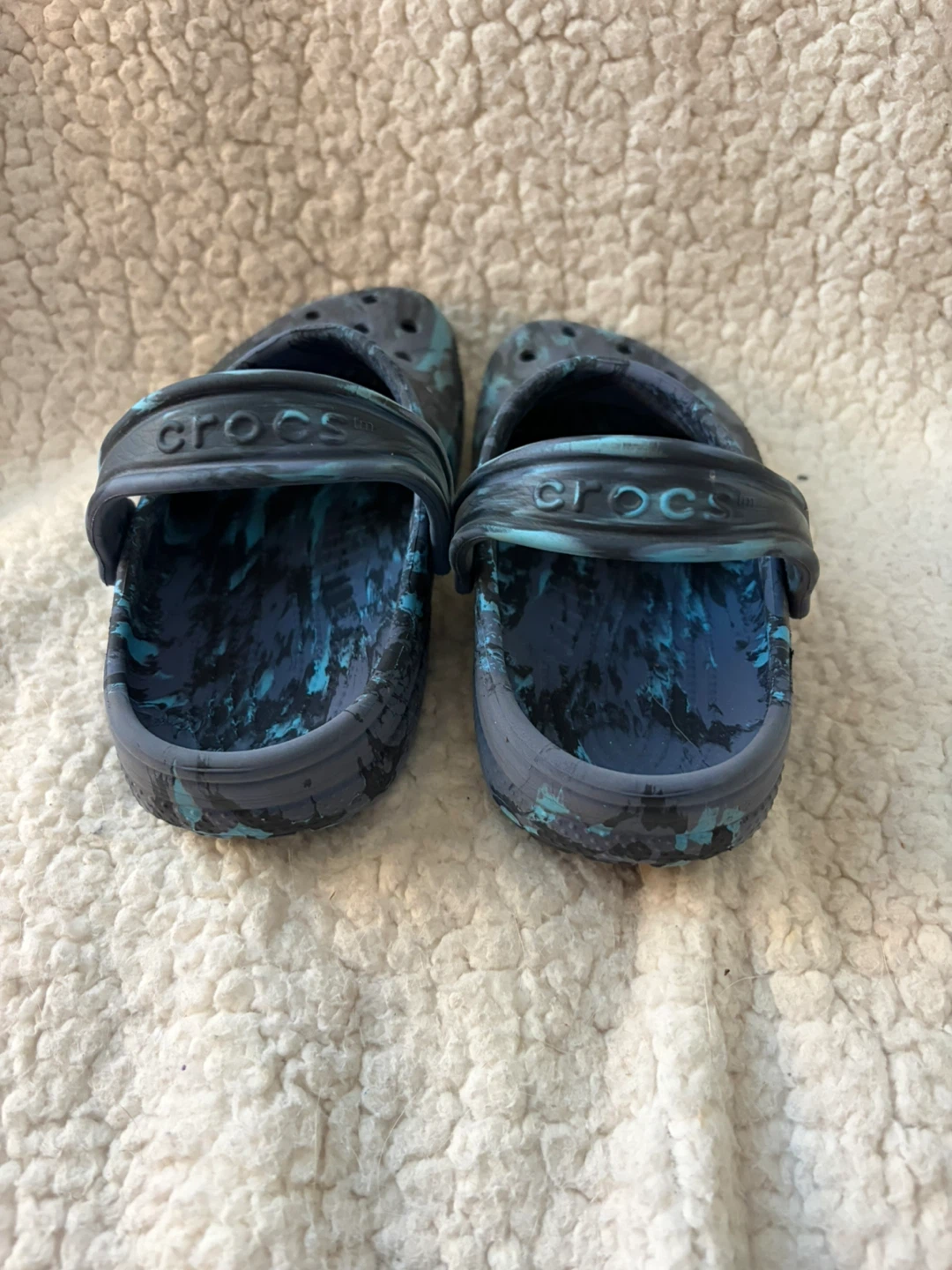 Crocs clogs in blue and black swirl pattern - photo 3