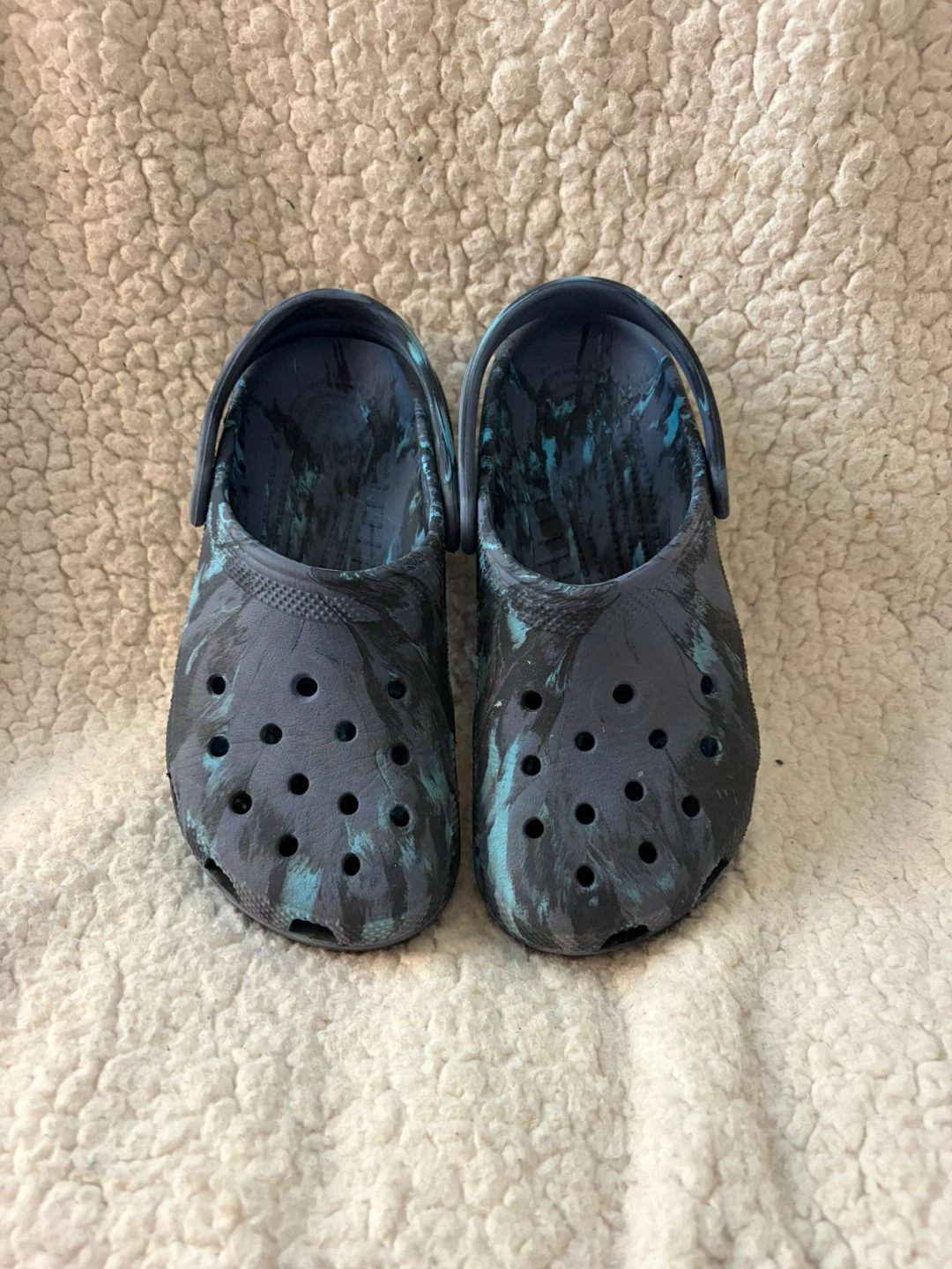 Crocs clogs in blue and black swirl pattern - photo 2