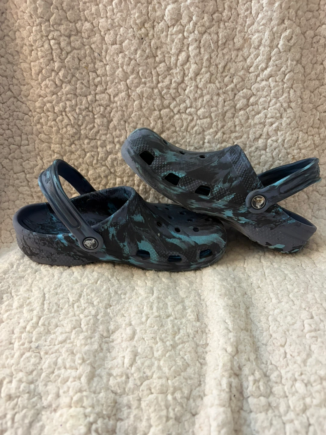 Crocs clogs in blue and black swirl pattern - photo 4