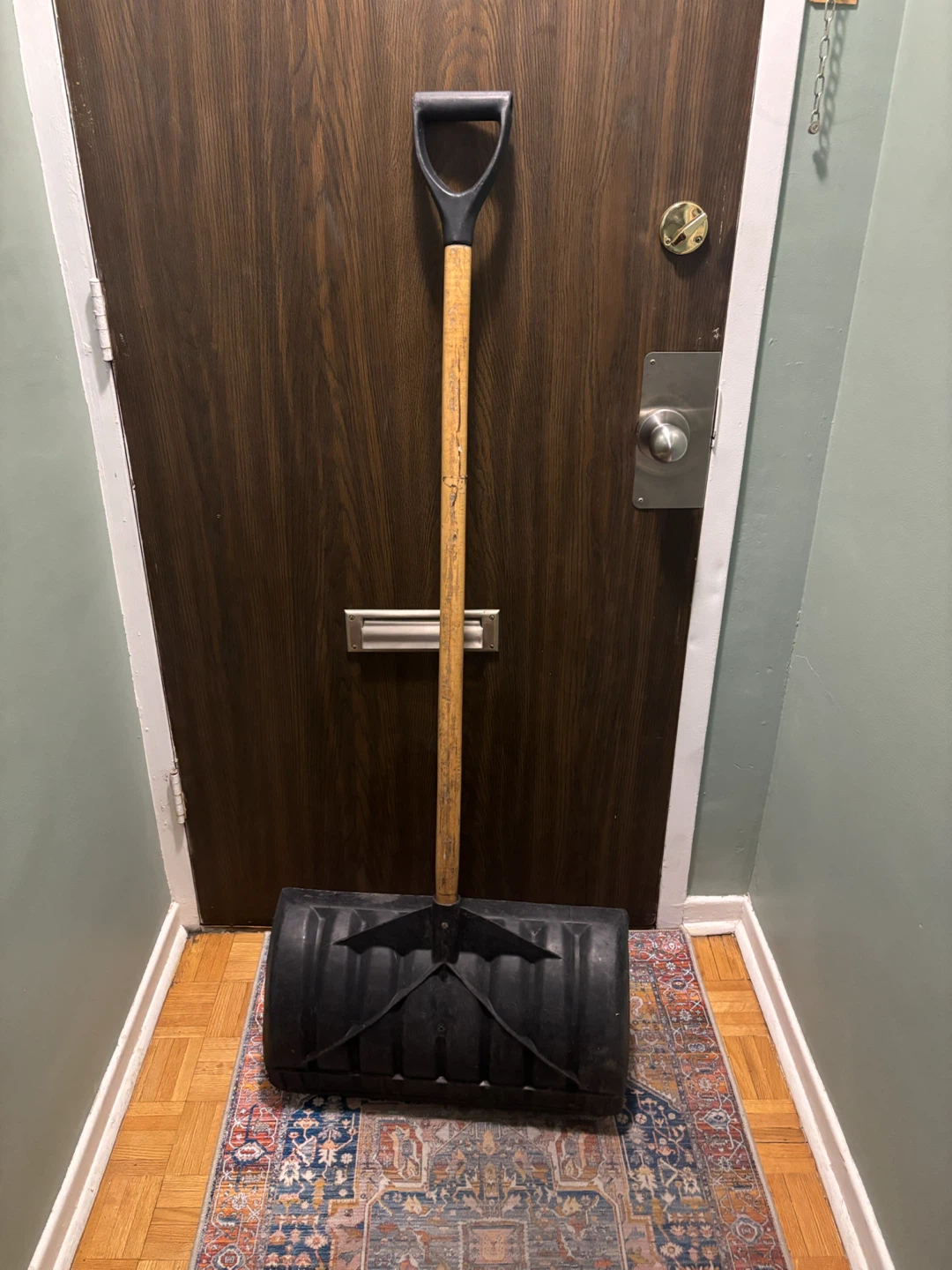 Heavy-duty snow shovel with wooden handle - photo 2