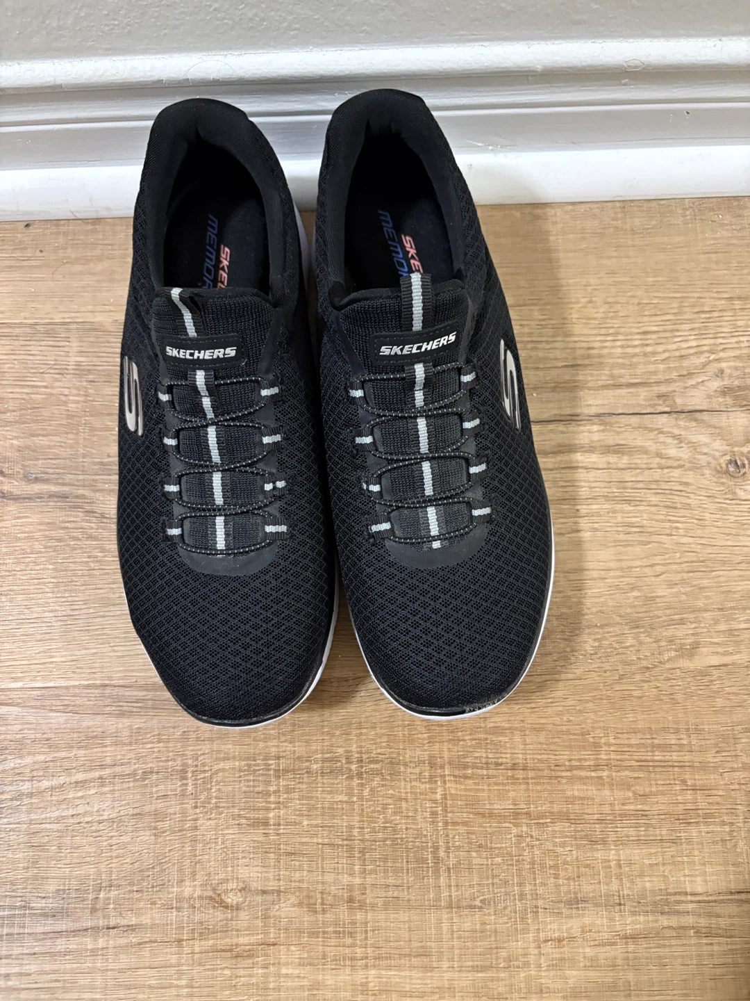 NEW Skechers Women’s Summits Bungee Slip-On Memory Foam Sneakers