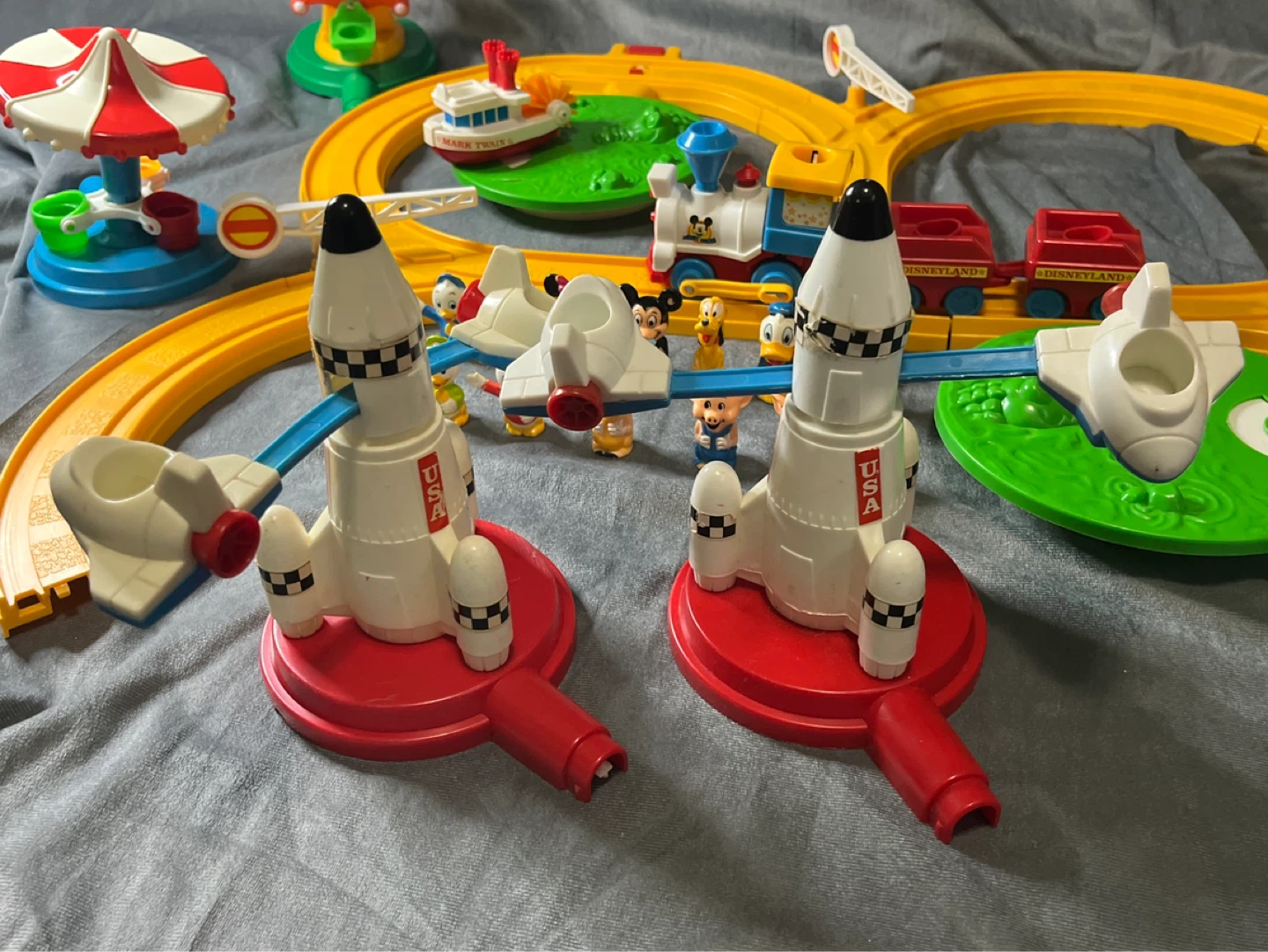 Incomplete 1986 DisneyLand Playmates Playset with working train - photo 3