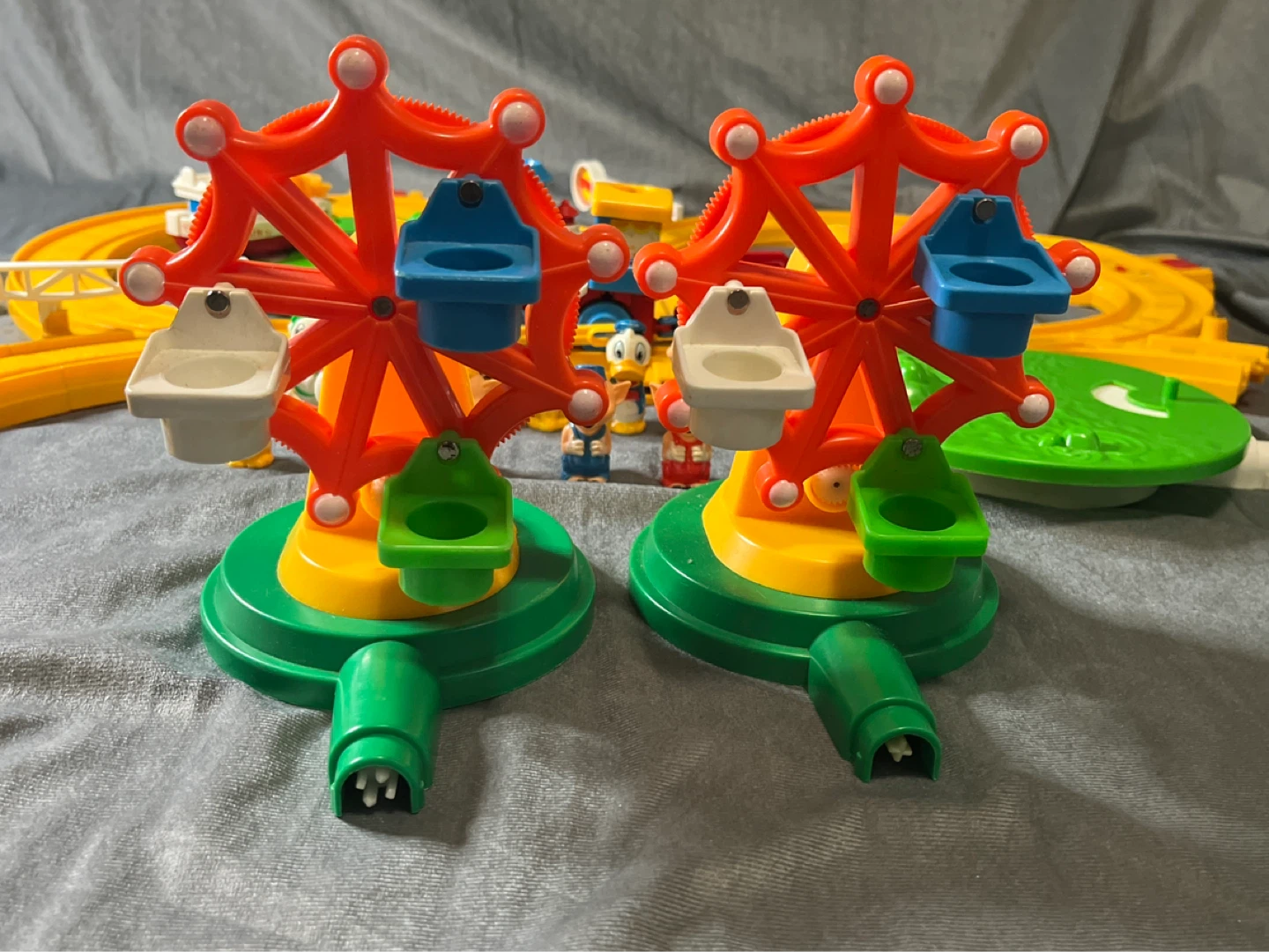 Incomplete 1986 DisneyLand Playmates Playset with working train - photo 5