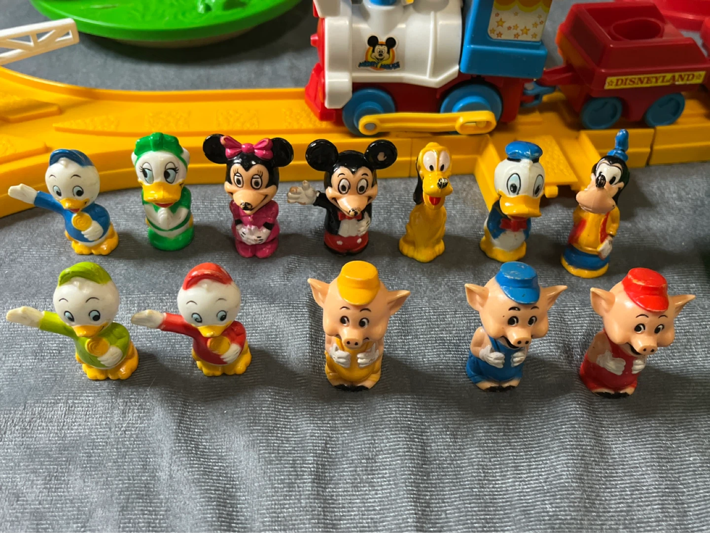 Incomplete 1986 DisneyLand Playmates Playset with working train - photo 2