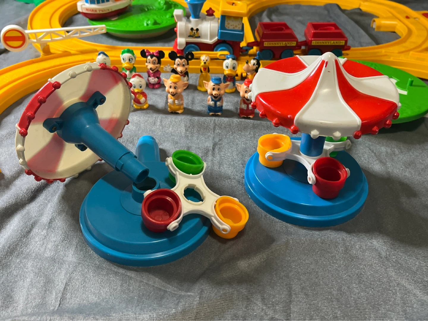 Incomplete 1986 DisneyLand Playmates Playset with working train - photo 4